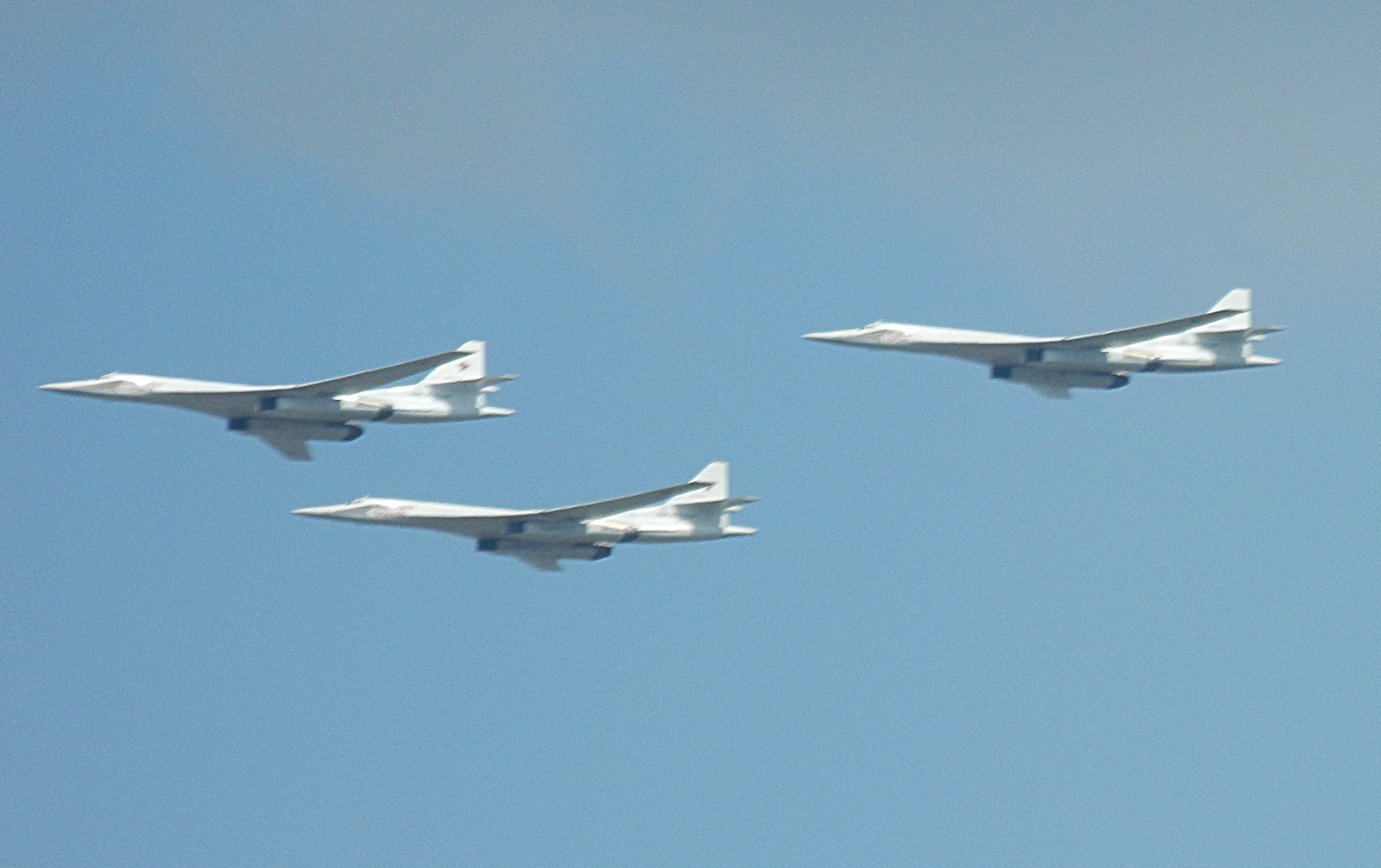 Было три самолета. Лебедь самолет ту 160. Бомбардировщик белый лебедь ту 160. Ту-160м белый лебедь. Ту-160 сверхзвуковой самолёт.